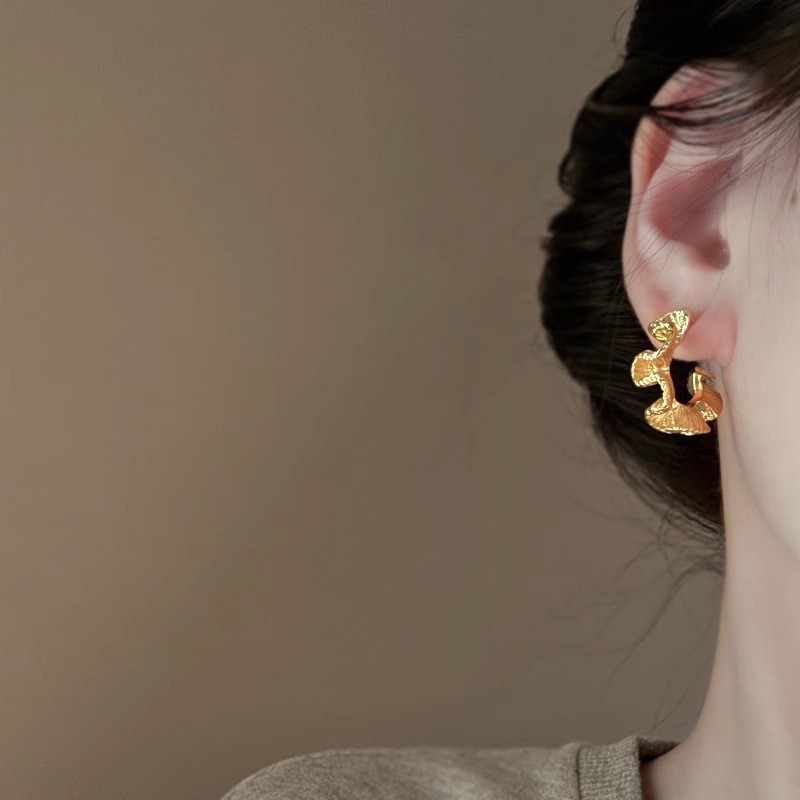 retro golden versatile earrings for women 2025 new popular high-grade earrings affordable luxury fashion niche summer earrings Item Picture
