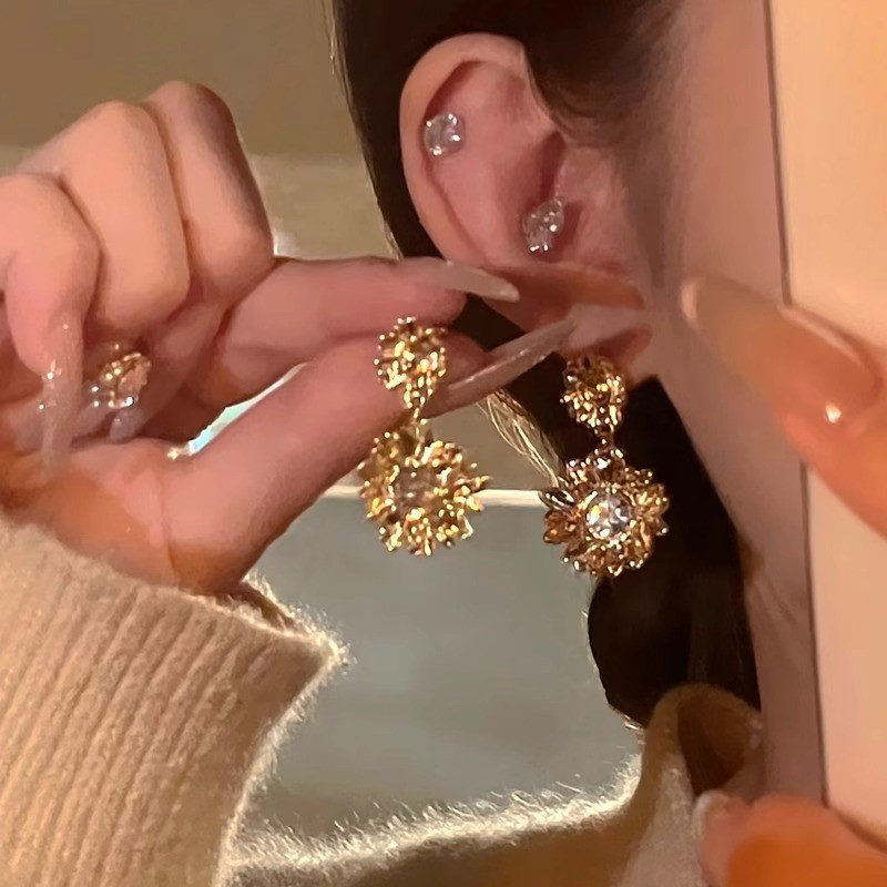 retro golden versatile earrings for women 2025 new popular high-grade earrings affordable luxury fashion niche summer earrings details Picture