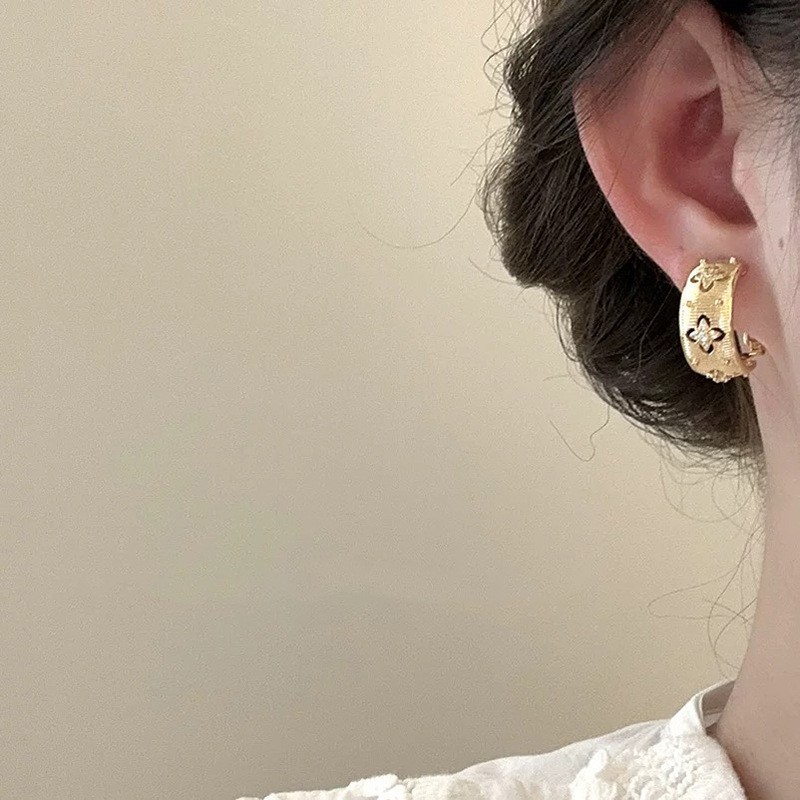 retro golden versatile earrings for women 2025 new popular high-grade earrings affordable luxury fashion niche summer earrings Application Scenario