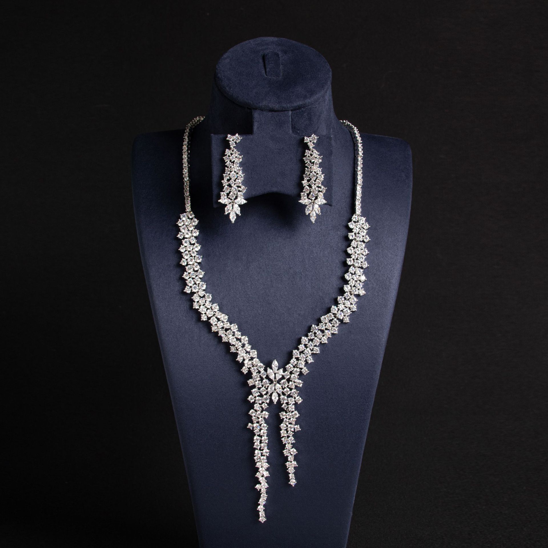 internet hot flower zircon necklace earrings diamond flower long pendant refined personalized sweet set wholesale Application Scenario