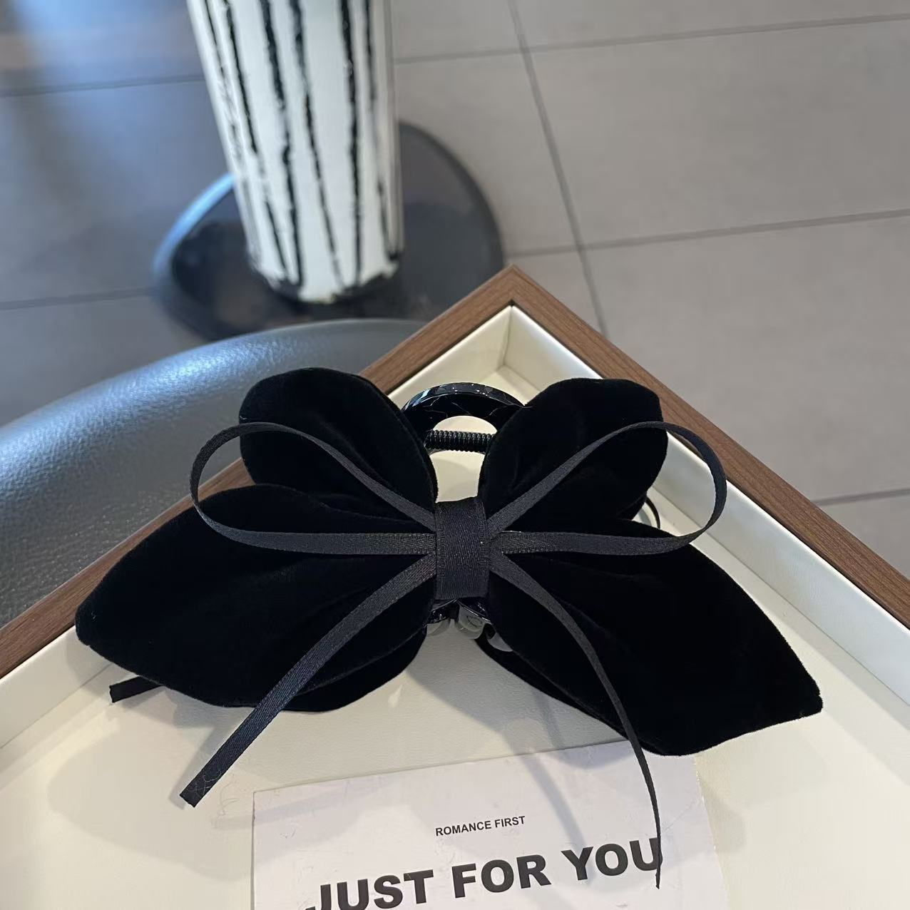 New Year red hair clips, shark clips, duckbill clips, scratch clips, fashionable hair accessories, headwear, hair clip accessories detail image 5