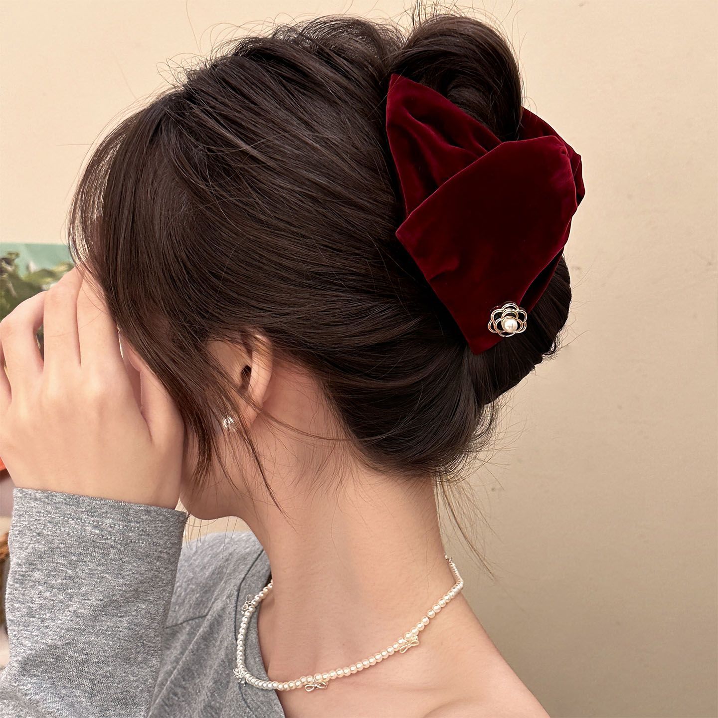 New high-end and elegant Korean-style camellia velvet scratch-off women's fashionable back head scratch-off headwear for autumn/Winter 2025 Application Scenario