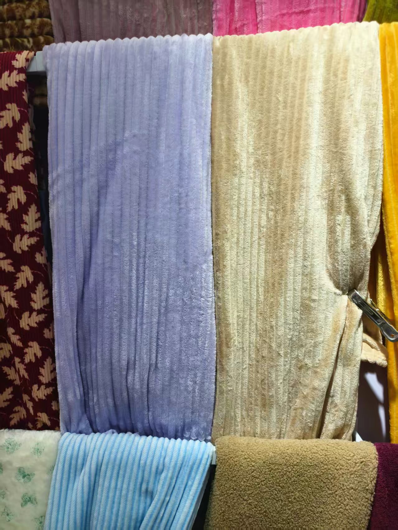 纯色盖毯厂家外贸批发定做法兰绒压花印花薄毯毛毯批发