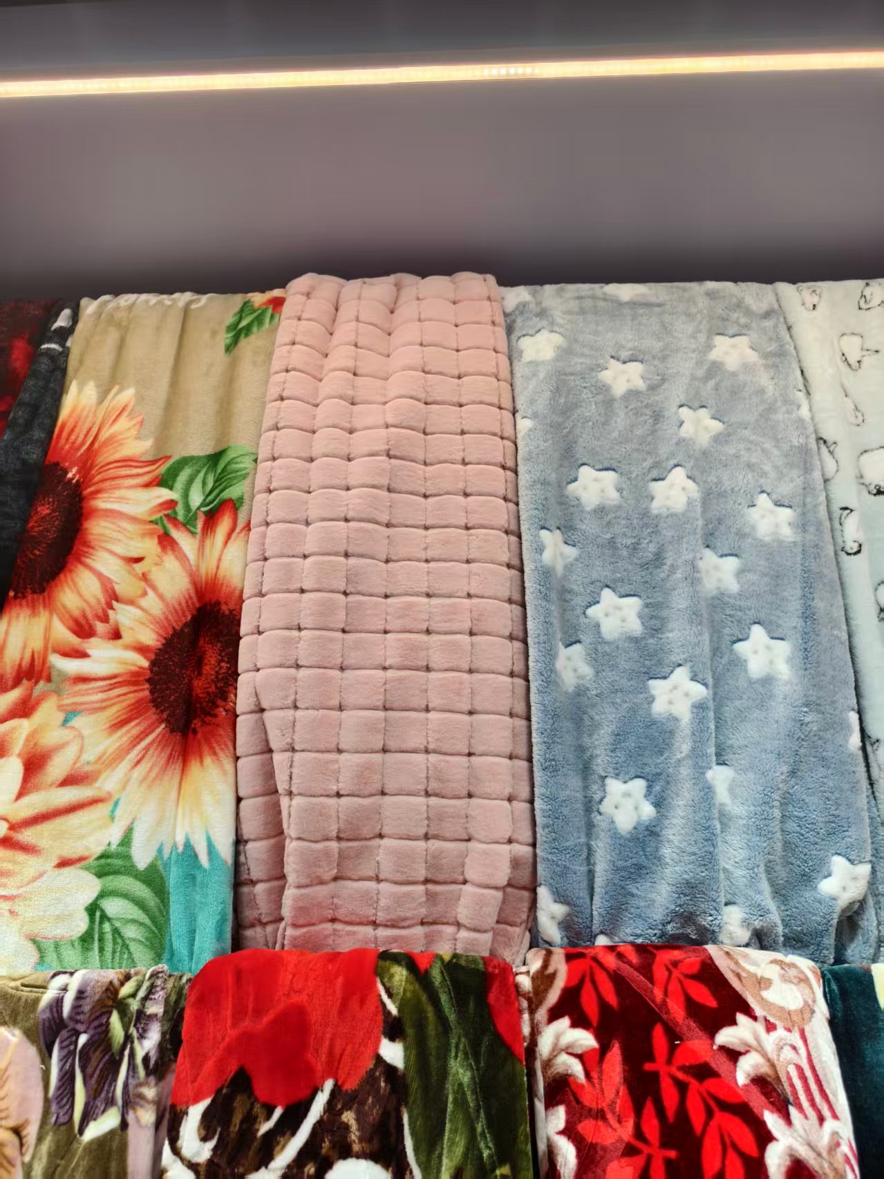 厂家外贸批发定做法兰绒压花印花薄毯毛毯批发绒毯盖毯