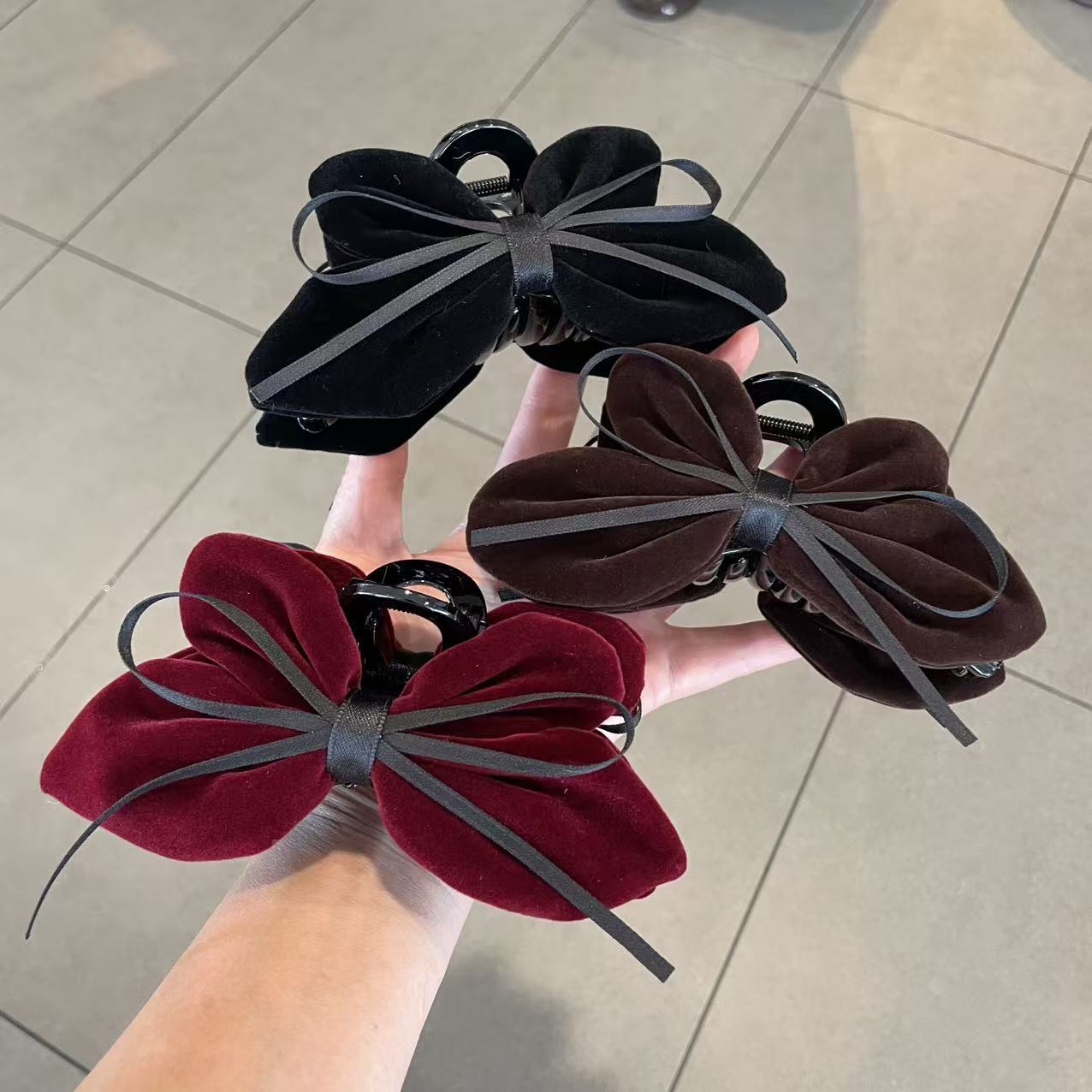 New Year red hair clips, shark clips, duckbill clips, scratch clips, fashionable hair accessories, headwear, hair clip accessories detail image 2