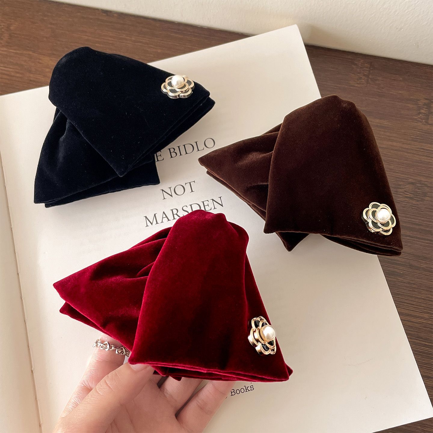 New high-end and elegant Korean-style camellia velvet scratch-off women's fashionable back head scratch-off headwear for autumn/Winter 2025 Specification image