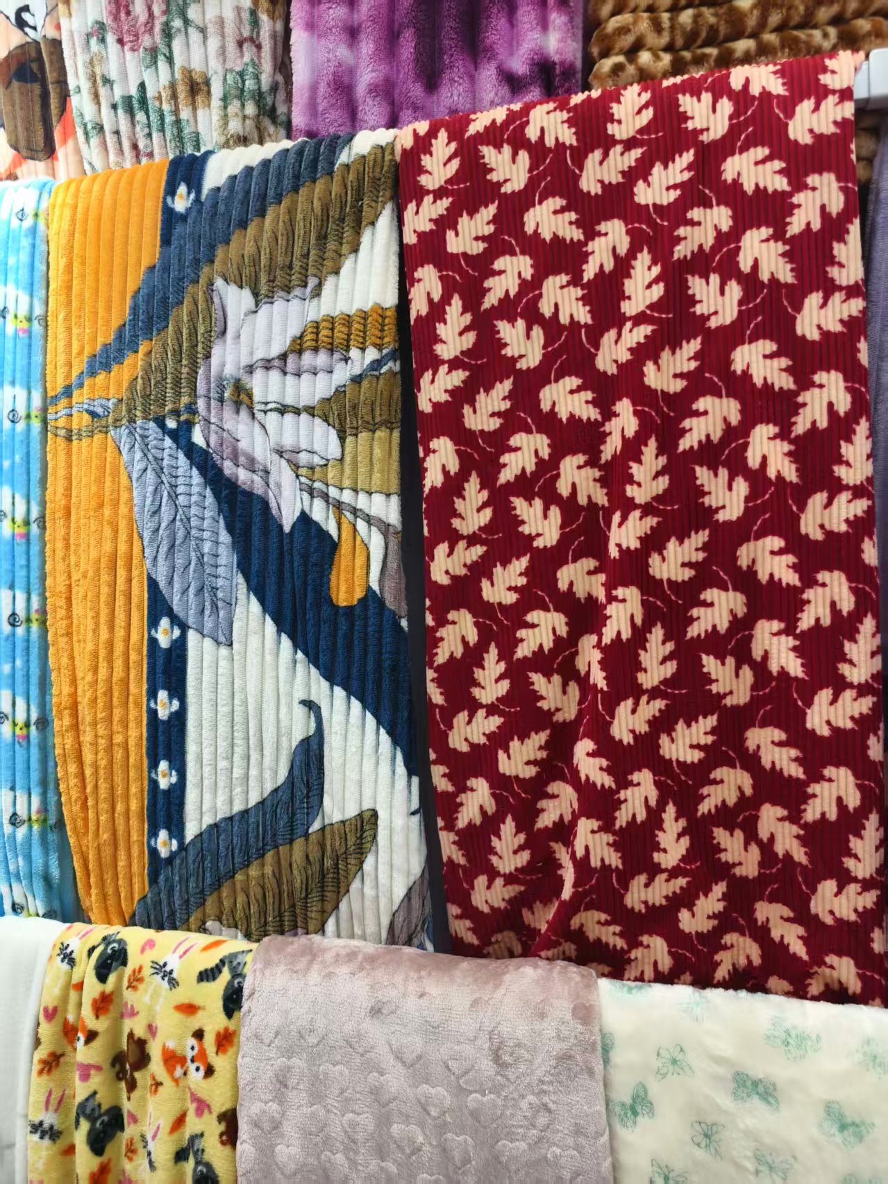 盖毯绒毯厂家外贸批发定做法兰绒压花印花薄毯毛毯批发图