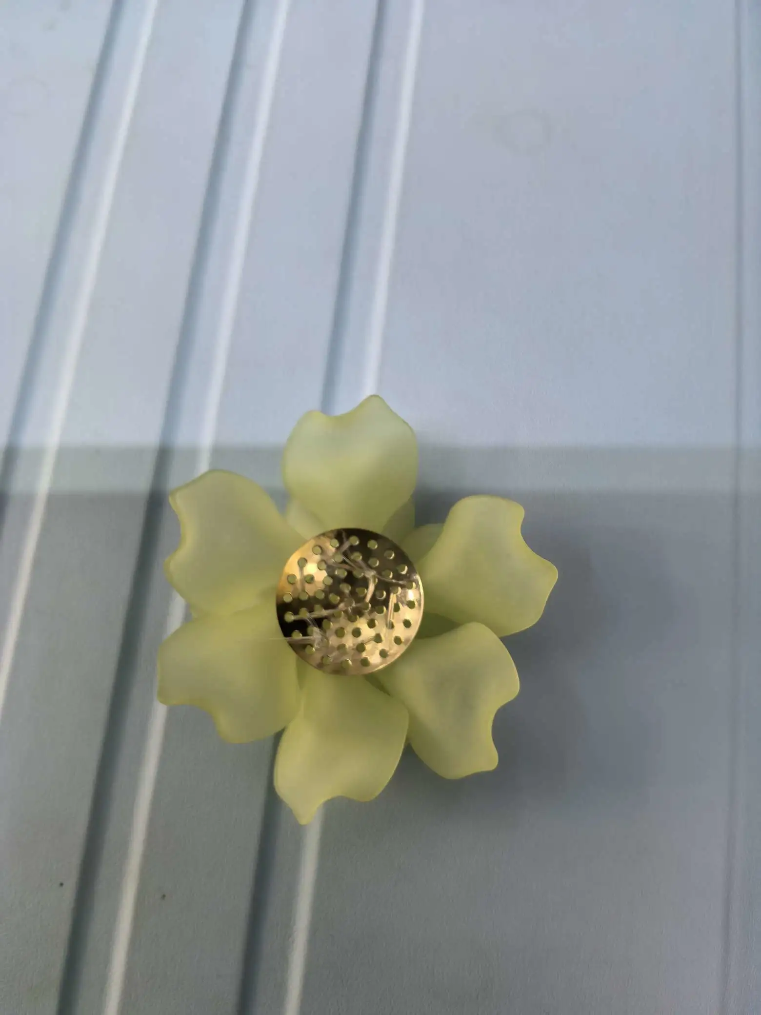 A wide range of yellow crystal flower fashion accessories and accessories are available for mixing and matching. Creative accessories and accessories are carefully selected in various styles detail image 2
