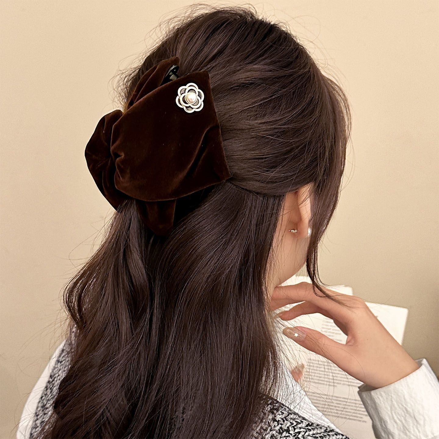 New high-end and elegant Korean-style camellia velvet scratch-off women's fashionable back head scratch-off headwear for autumn/Winter 2025 detail image 4
