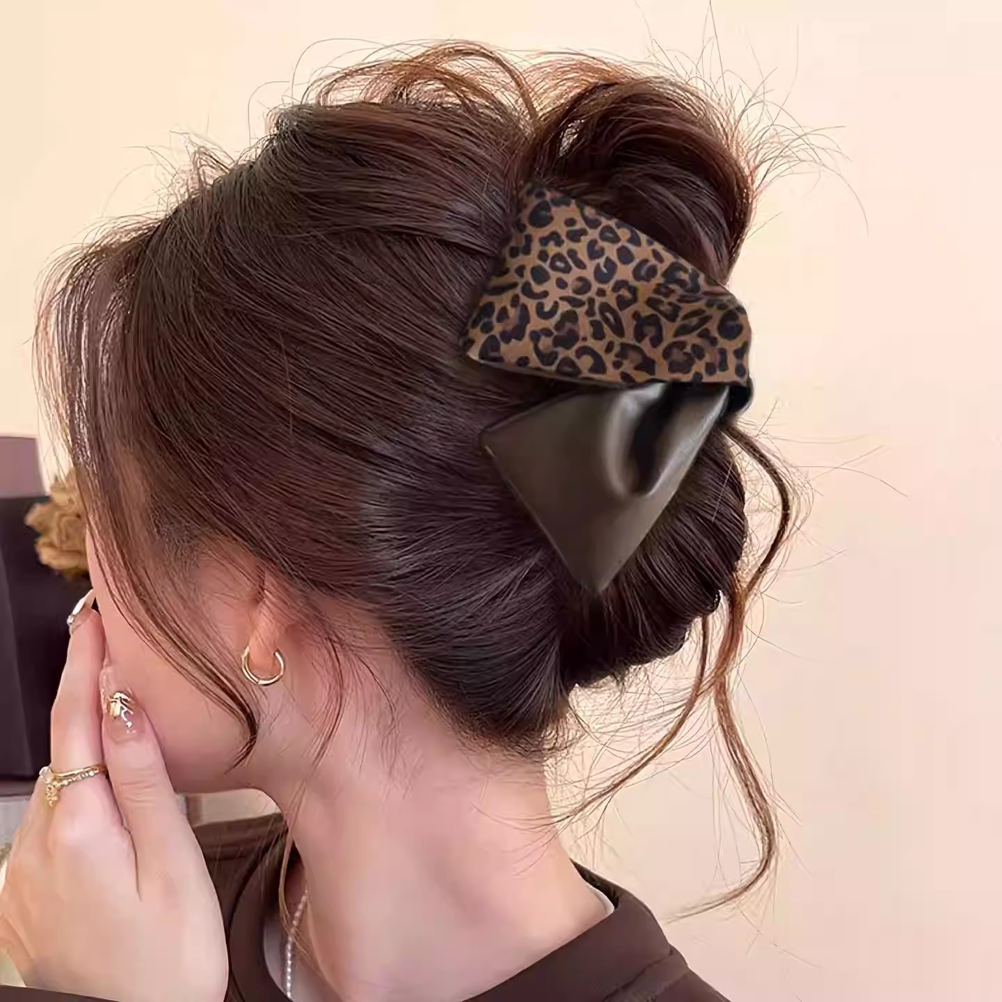 Retro leopard print hair clips, shark clips, duckbill clips, scratch clips, fashionable hair clips, headwear and hair accessories for women Application Scenario