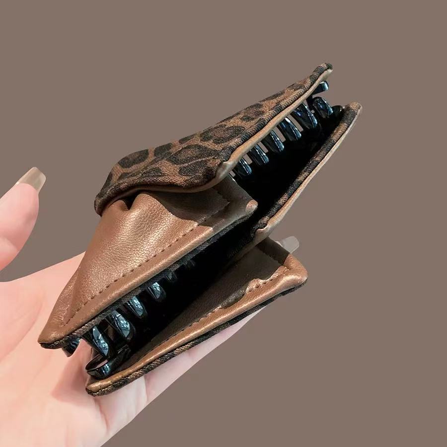 Retro leopard print hair clips, shark clips, duckbill clips, scratch clips, fashionable hair clips, headwear and hair accessories for women detail image 6