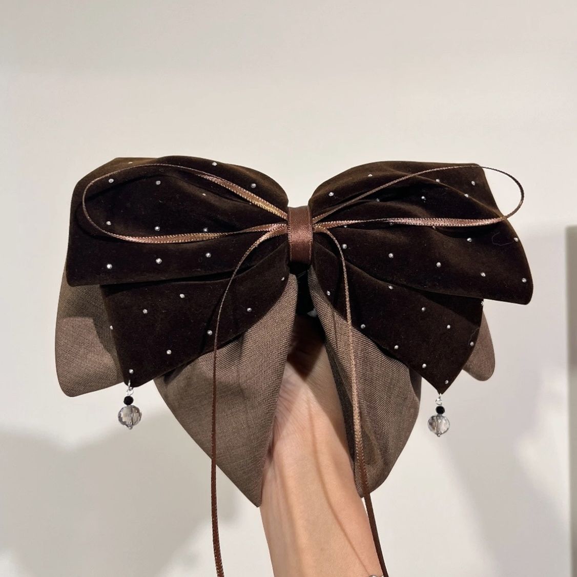 High-end rhinestone, bow, velvet ponytail, grappling clips, hair clips, a stylish headwear for the back of a woman's head Specification image