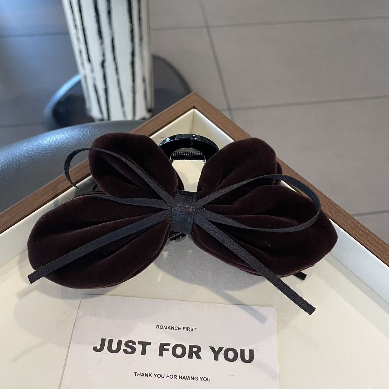 New Year red hair clips, shark clips, duckbill clips, scratch clips, fashionable hair accessories, headwear, hair clip accessories details Picture