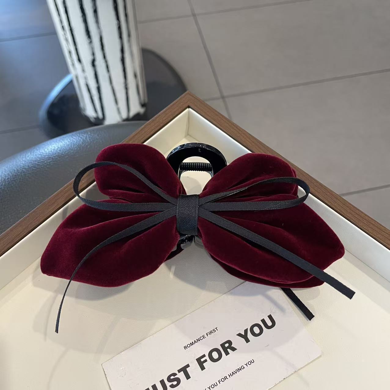 New Year red hair clips, shark clips, duckbill clips, scratch clips, fashionable hair accessories, headwear, hair clip accessories Specification image