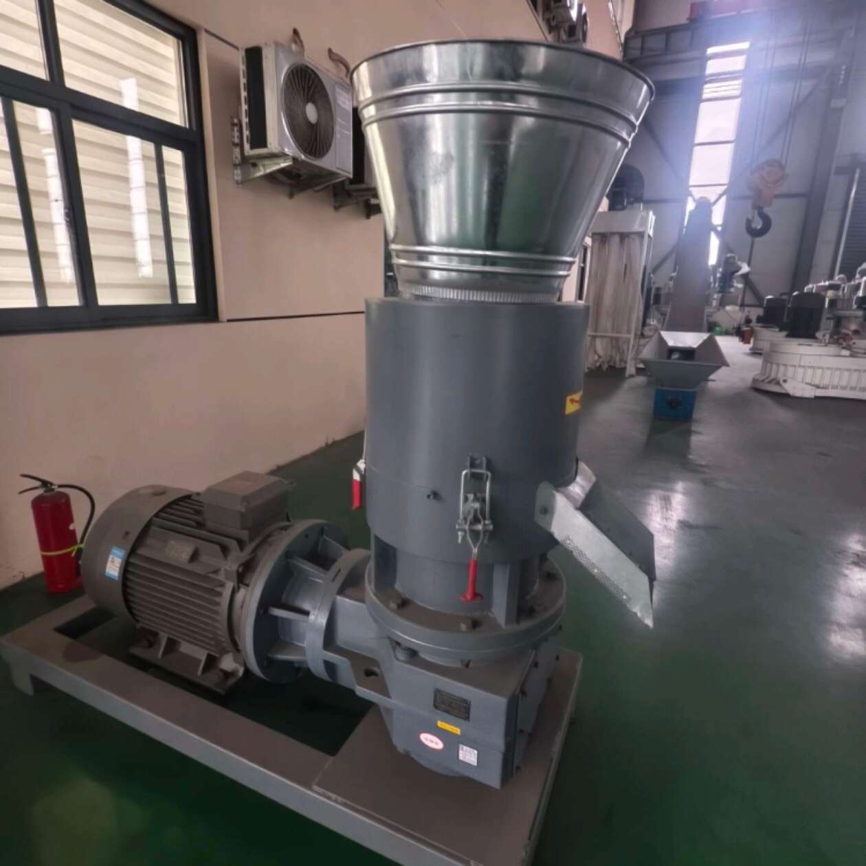 生物质颗粒机木材颗粒制粒机家用型生物质颗粒机商用木材颗粒机