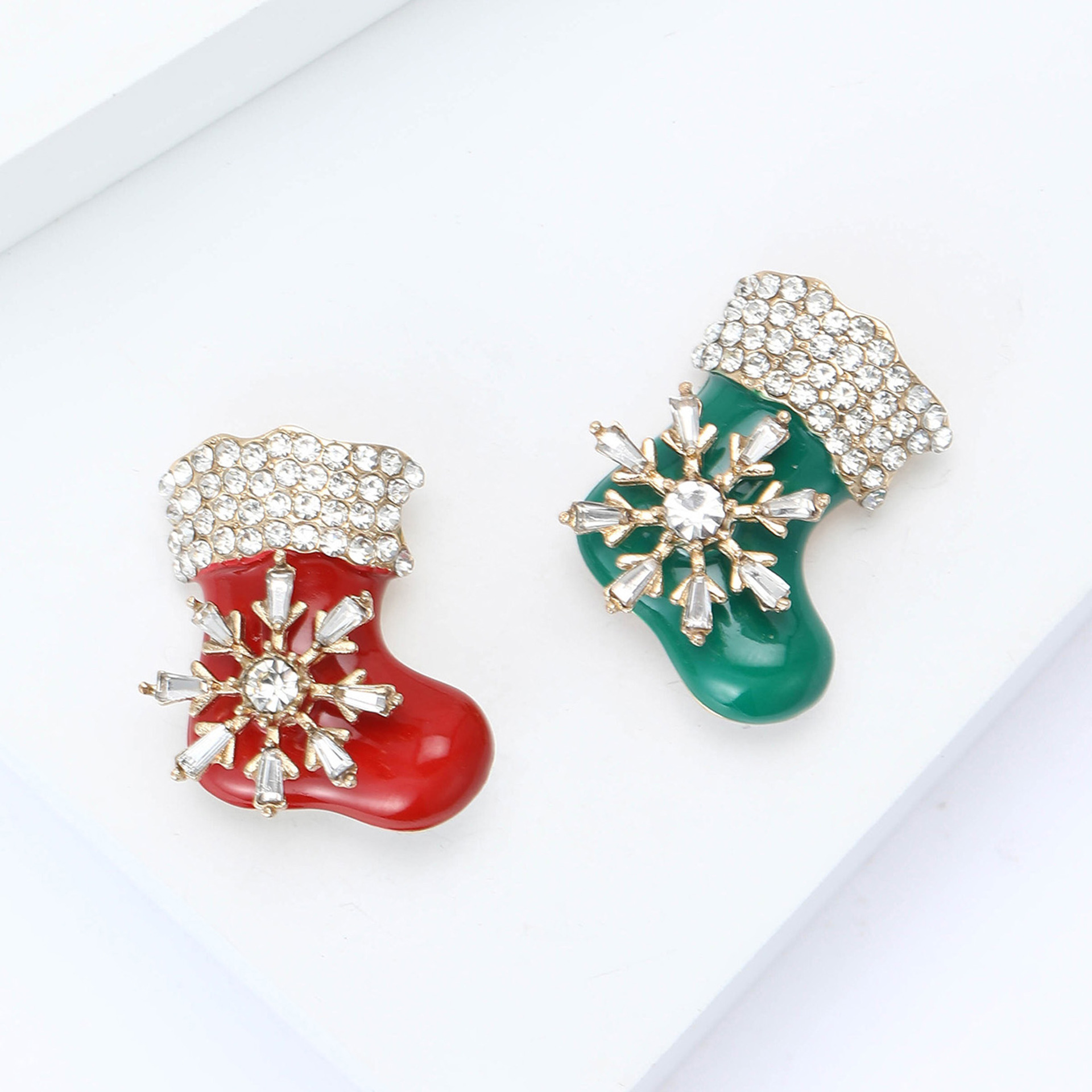 New European and American light luxury diamond-encrusted oil Christmas sock brooch, cross-border versatile men's and women's clothing, corsage accessory brooch