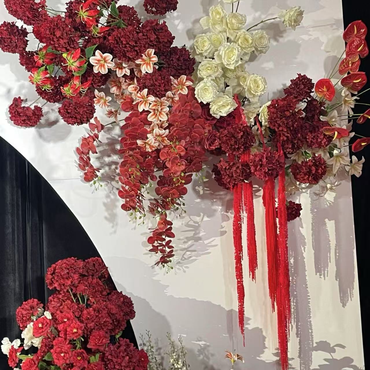 red artificial flower wedding ceremony wedding room scene layout fake flower wedding bridal party row flower arrangement hydrangea roses Application Scenario