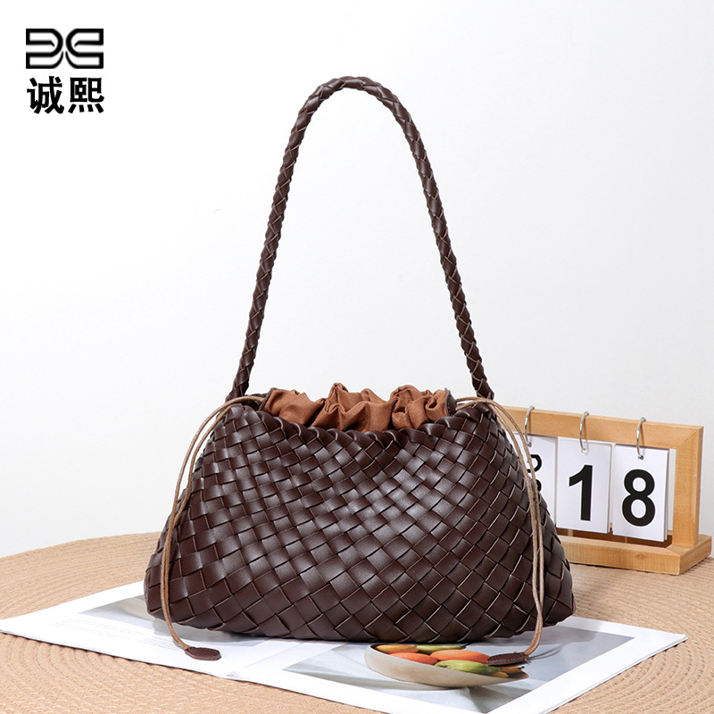 source factory live broadcast popular women's shoulder bag fashion woven bag all-match underarm bag retro son mother tote details Picture