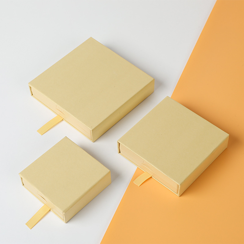 pe plastic film suspension jewelry box ornament anti-oxidation suspension box bracelet ring transparent display organizer portable Application Scenario