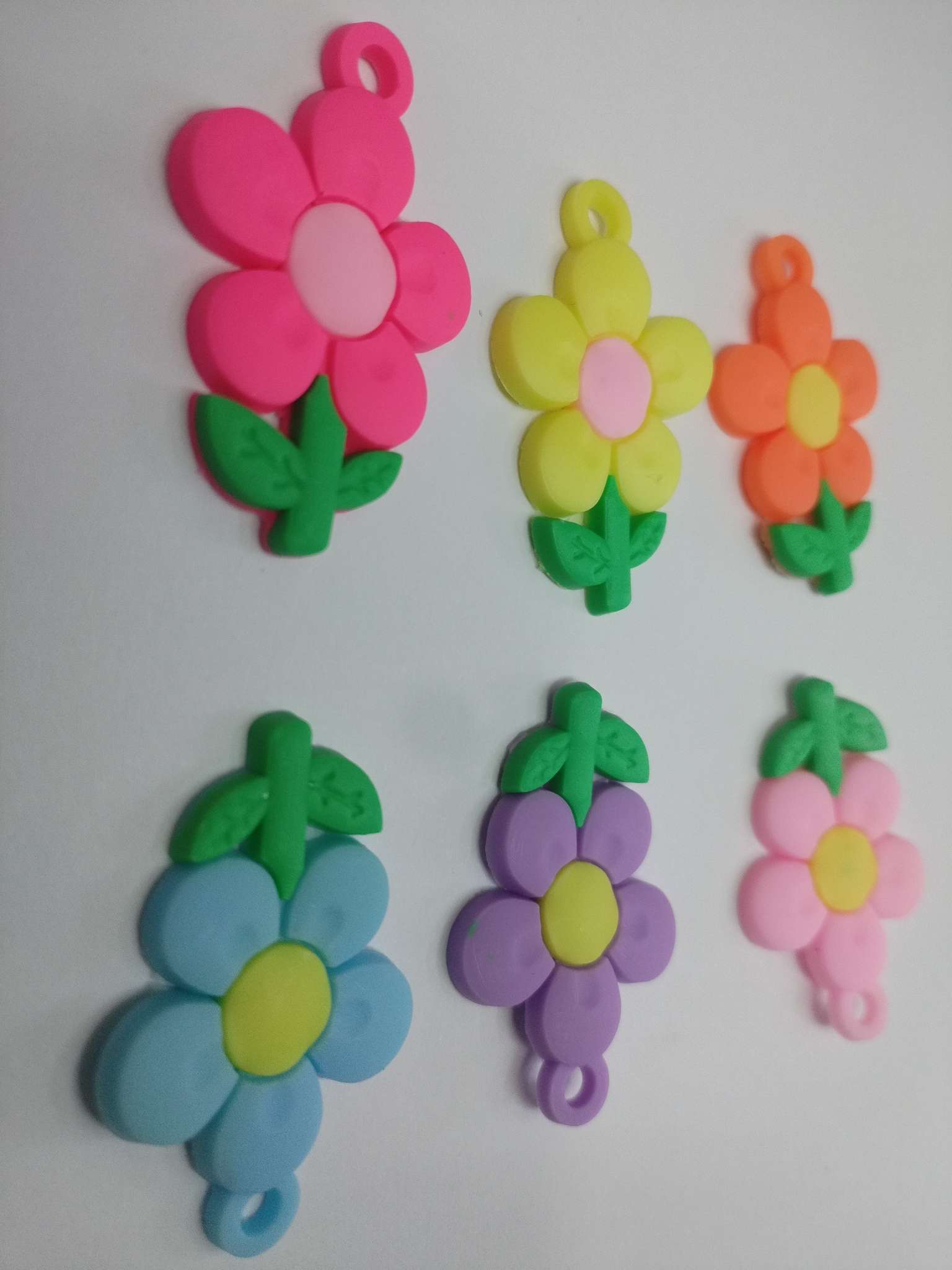 PVC soft rubber cartoon flowers, mobile phone cases, children's schoolbag pendants, keychain pendants, etc Application Scenario