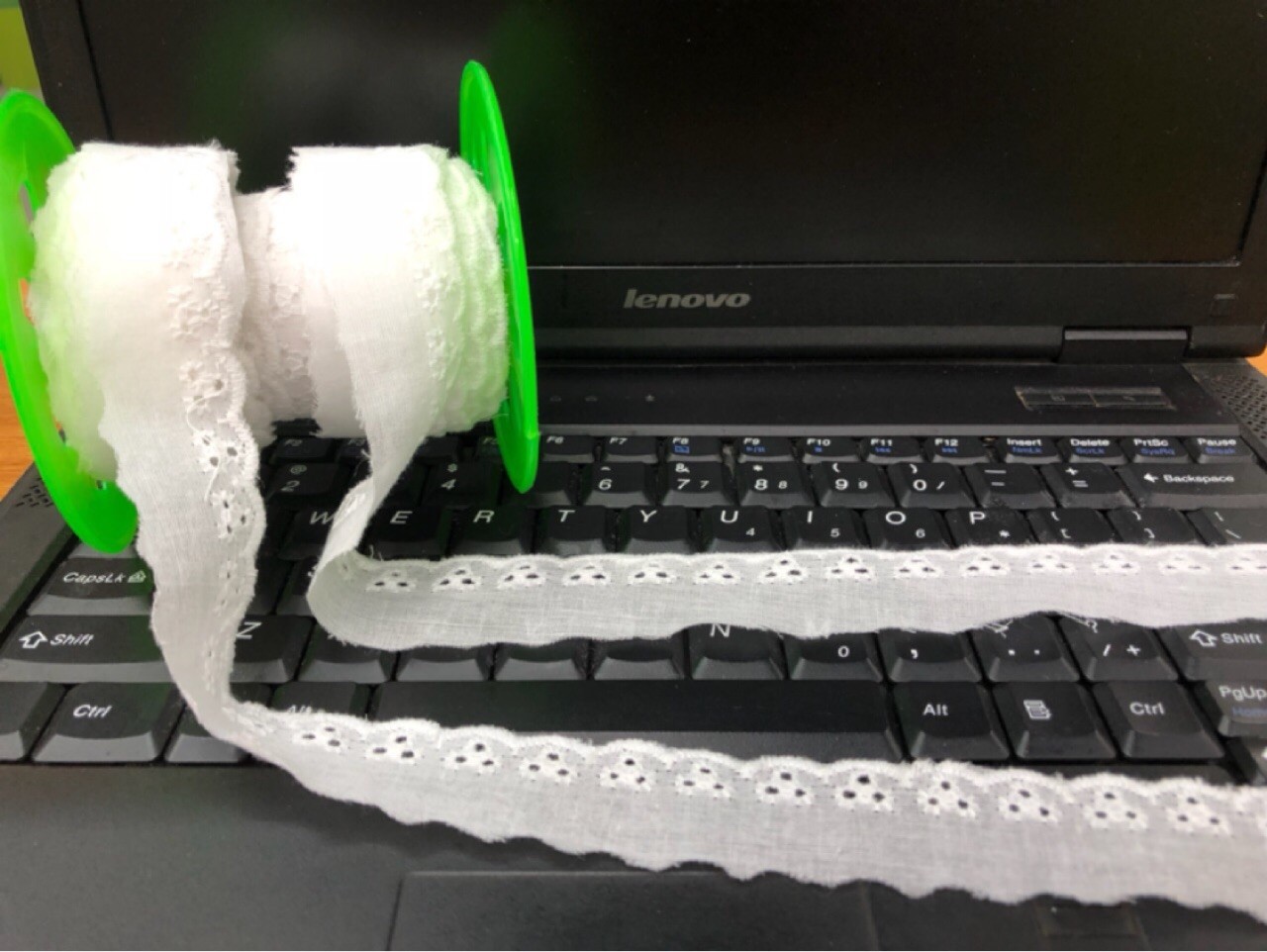 TC布涤光三孔花边 服装辅料 玩具车载娃娃辅料 围裙辅料花边花边花边辅料服装辅料花边花边钉珠产品图