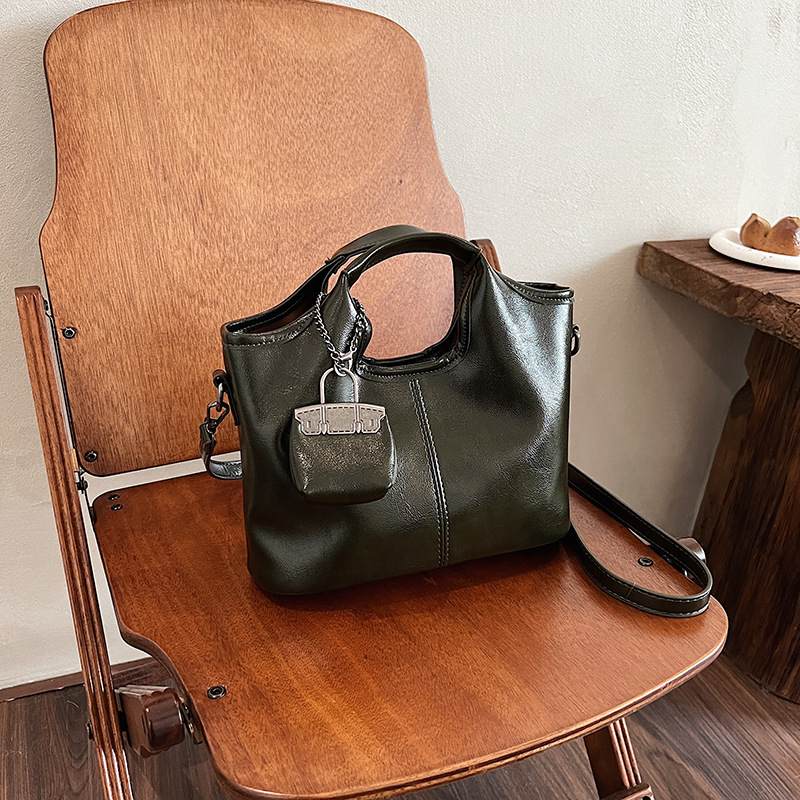 high-end retro textured light luxury women's bag new 2025 fashion retro underarm crossbody shoulder bag soft leather handbag full figure