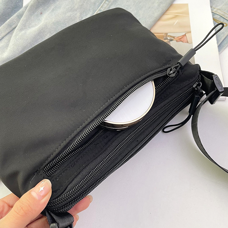 New lightweight and simple crossbody bag, a trendy and casual portable handbag with three horizontal stripes. Wholesale of fashionable single-shoulder bags Application Scenario