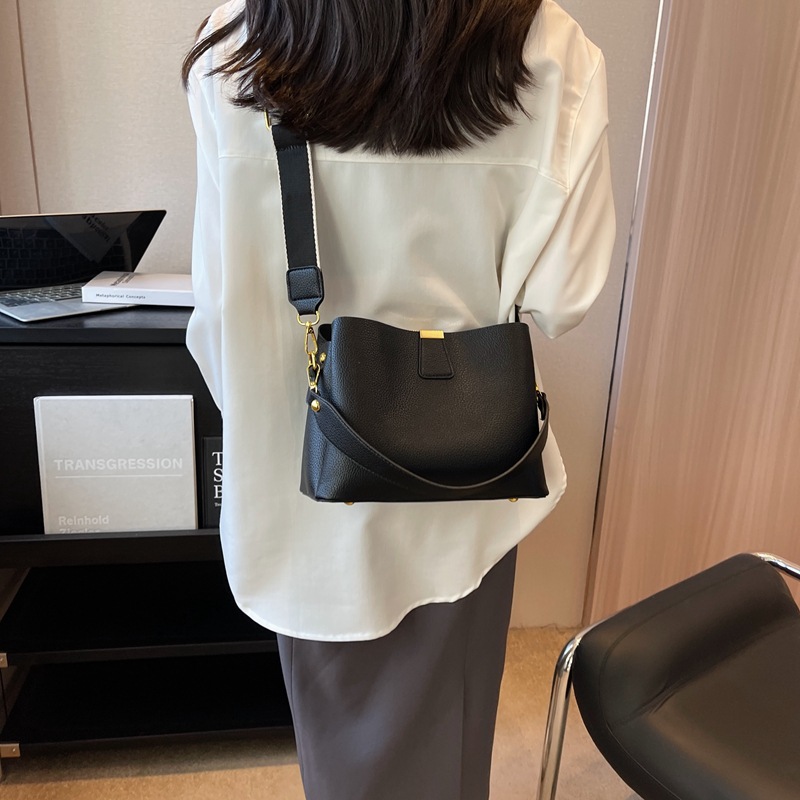 foreign trade fashion portable bucket bag large-capacity crossbody bag women's high-grade light luxury women's bag wholesale full figure