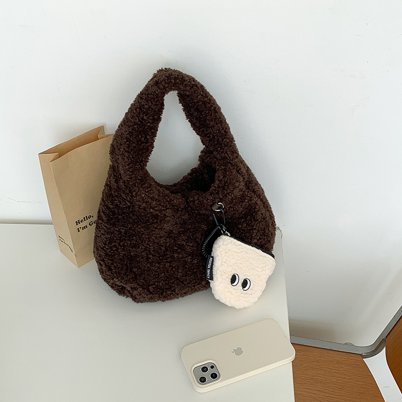 women's korean style autumn and winter large-capacity lambswool handbag commute minimalist fashionable teddy plush handbag Application Scenario
