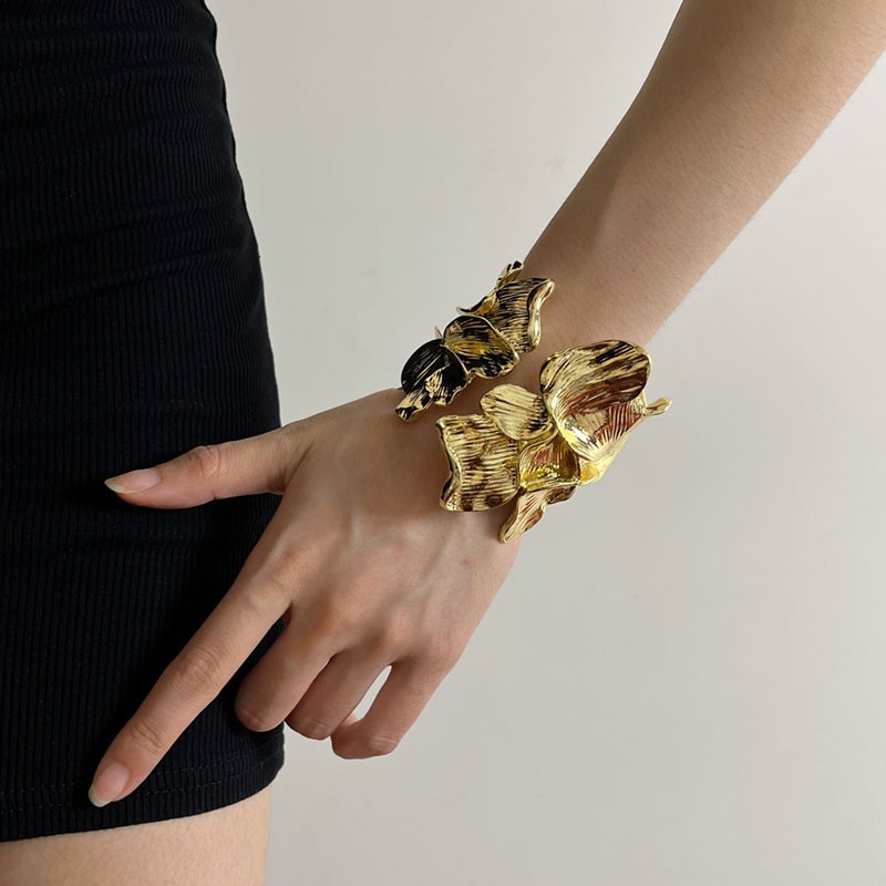 夸张设计重工金属大花朵开口设计轻奢高级感手镯