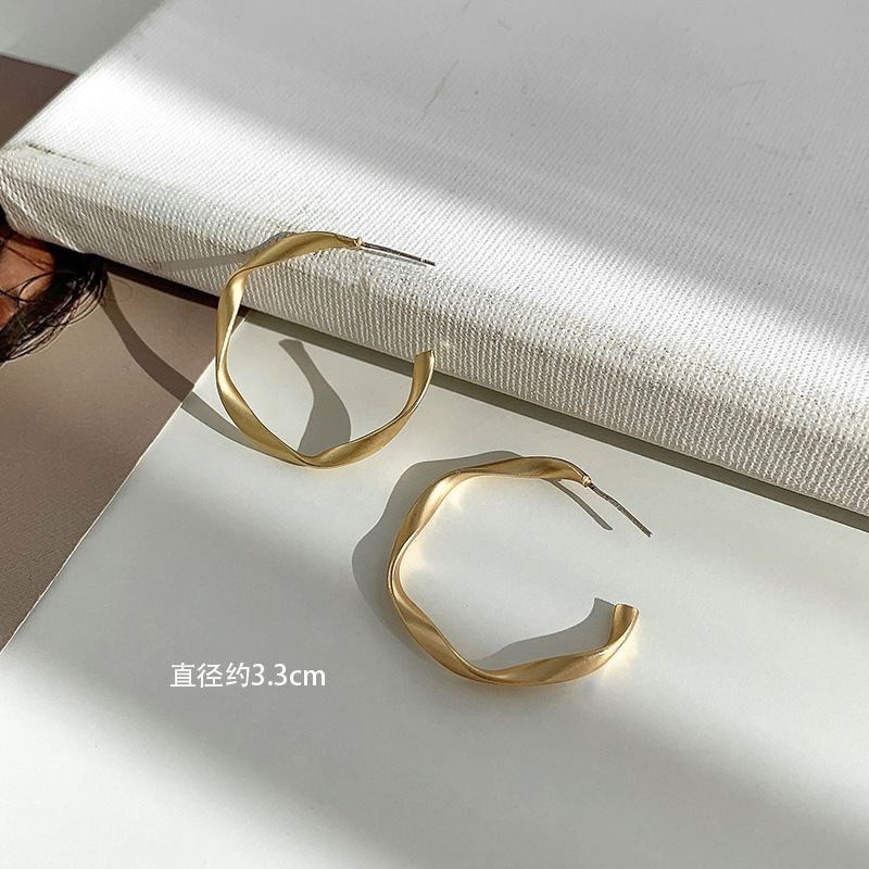 golden earrings light luxury high-grade autumn and winter metal earrings women's new popular design temperament earrings full figure