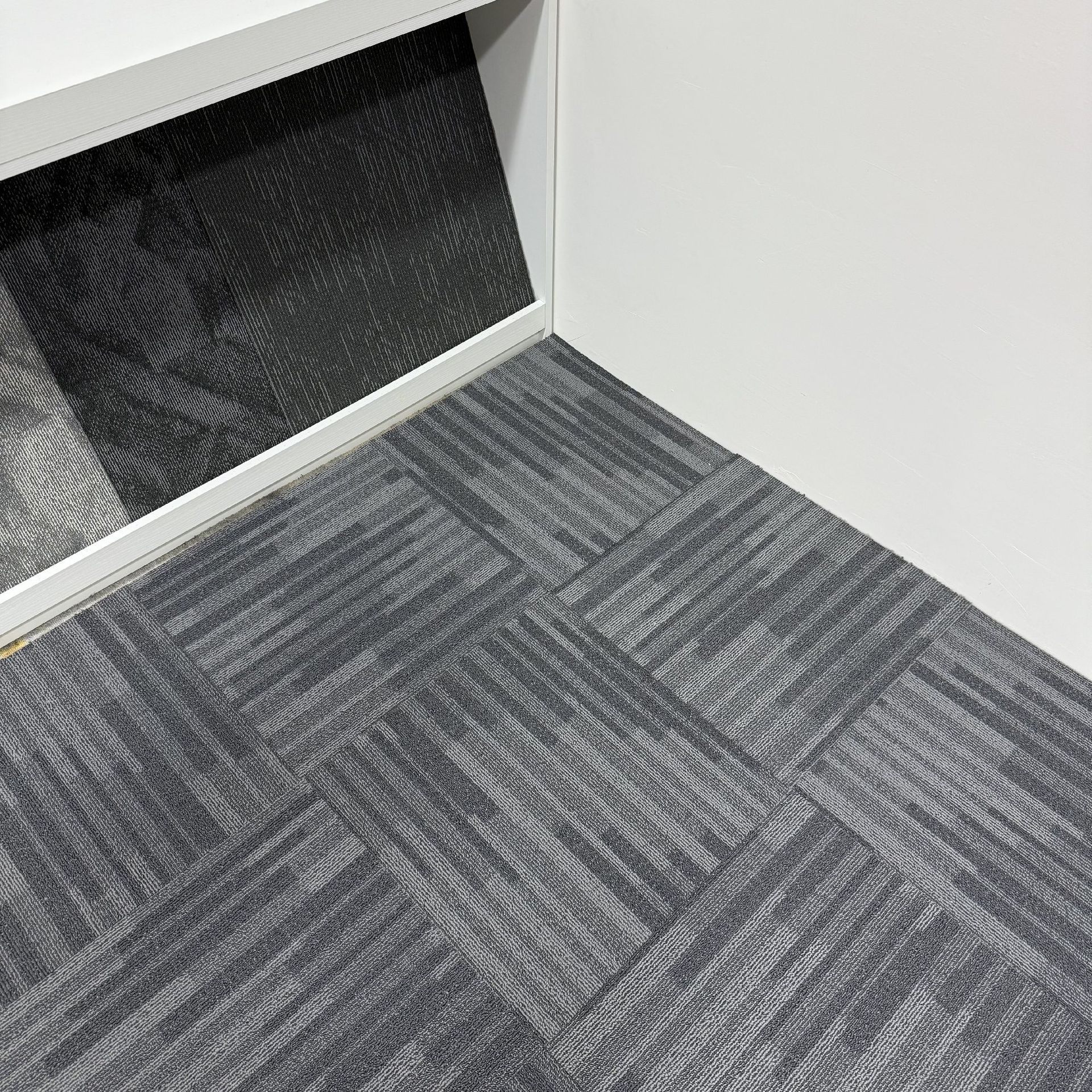 non-woven bottom block splicing carpet hotel office corridor hotel billiard hall villa gym high-end details Picture
