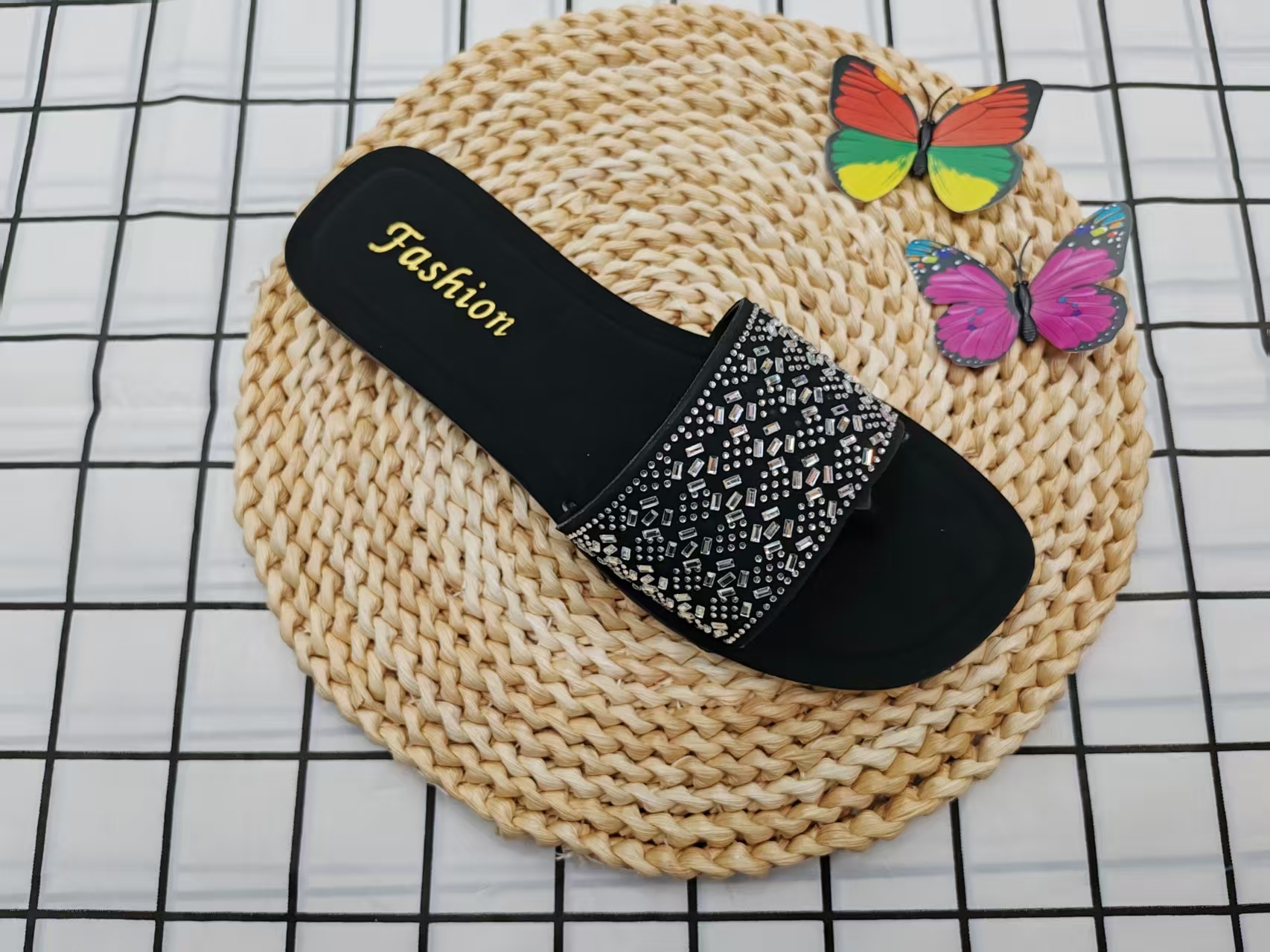 2025 New black rhinestone flat, versatile toe flip-flops details Picture