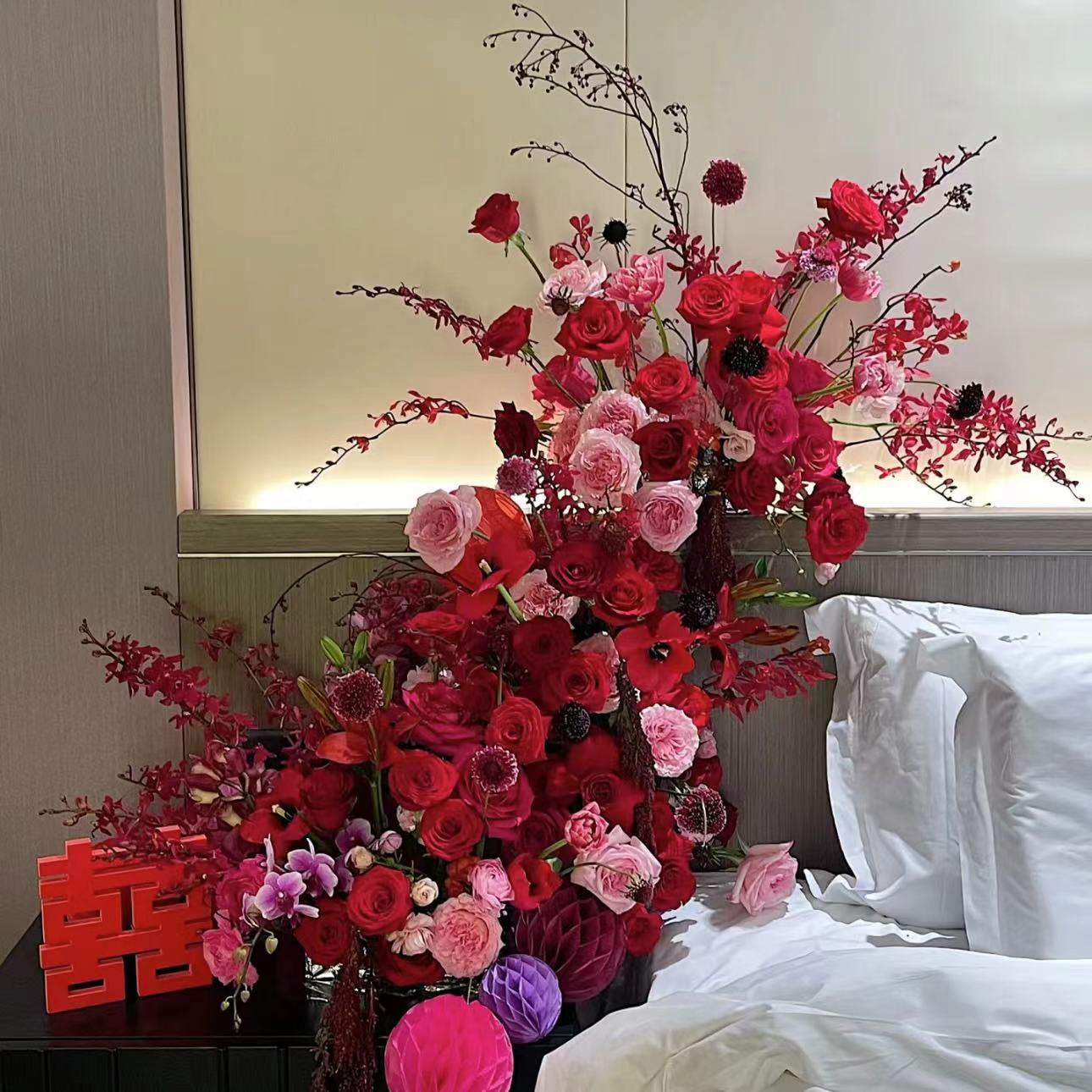 red artificial flower wedding ceremony wedding room scene layout fake flower wedding bridal party row flower arrangement hydrangea roses Specification drawing