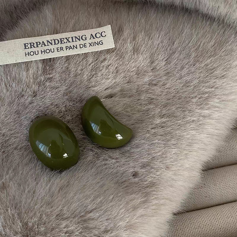 ambiance semicircle resin stud earrings autumn winter retro chocolate bean-shaped stud earrings korean style niche high-grade earrings for women Application Scenario