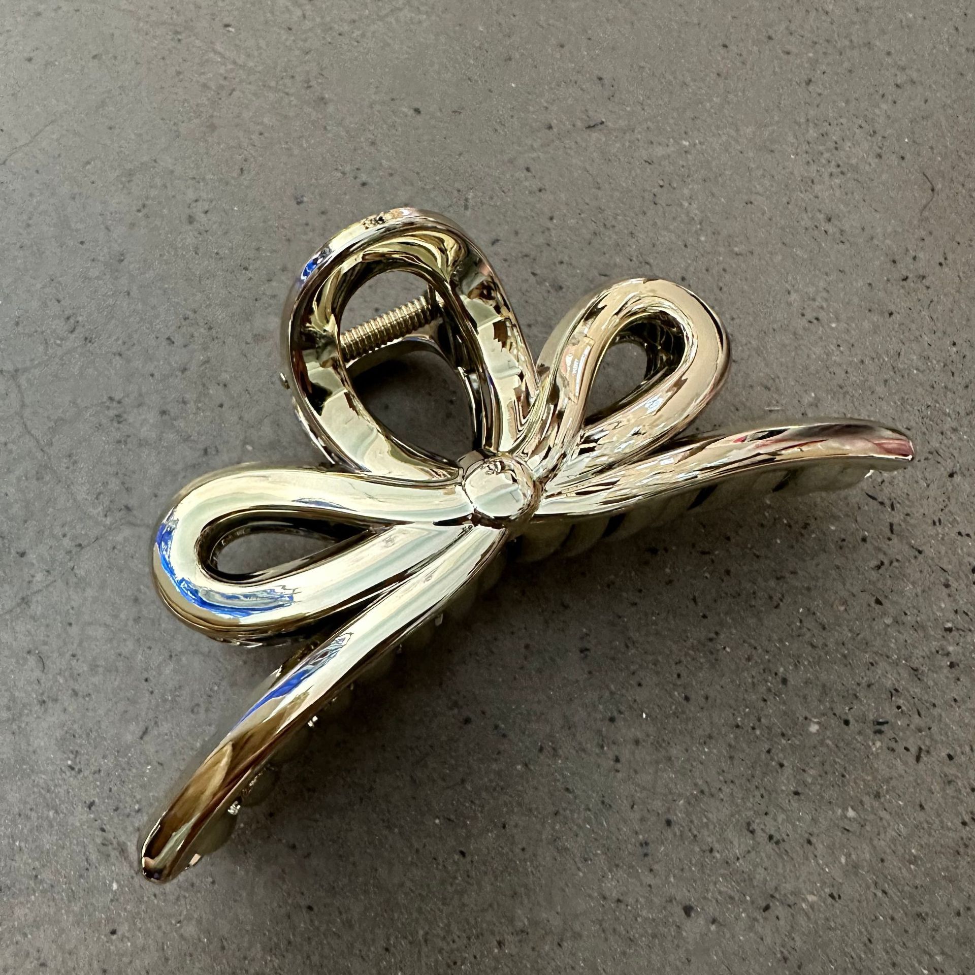 pc high-grade electroplating bright gold and silver personality retro geometric grip back head shark clip updo hairpin hair accessories Application Scenario