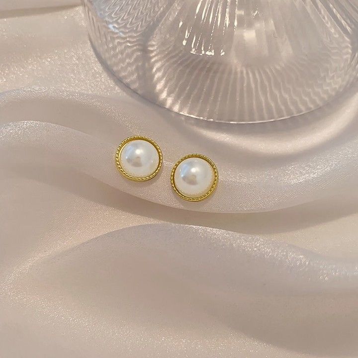 golden earrings light luxury high-grade autumn and winter metal earrings women's new popular design temperament earrings details Picture