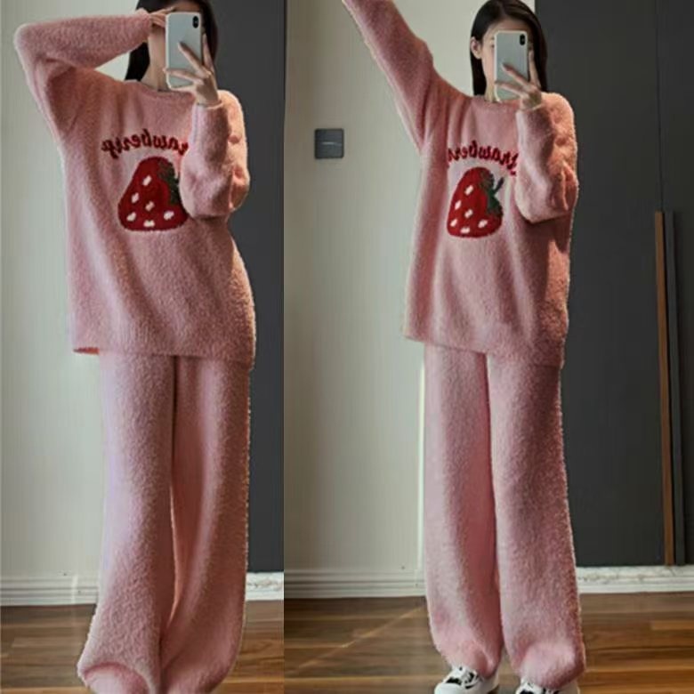 strawberry half-edge velvet pajamas for women 2025 autumn and winter loose fleece-lined warm sweet cute style home wear two-piece suit details Picture