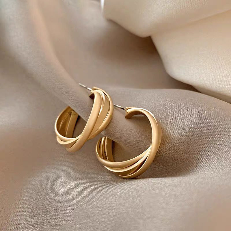 golden earrings light luxury high-grade autumn and winter metal earrings women's new popular design temperament earrings Item Picture