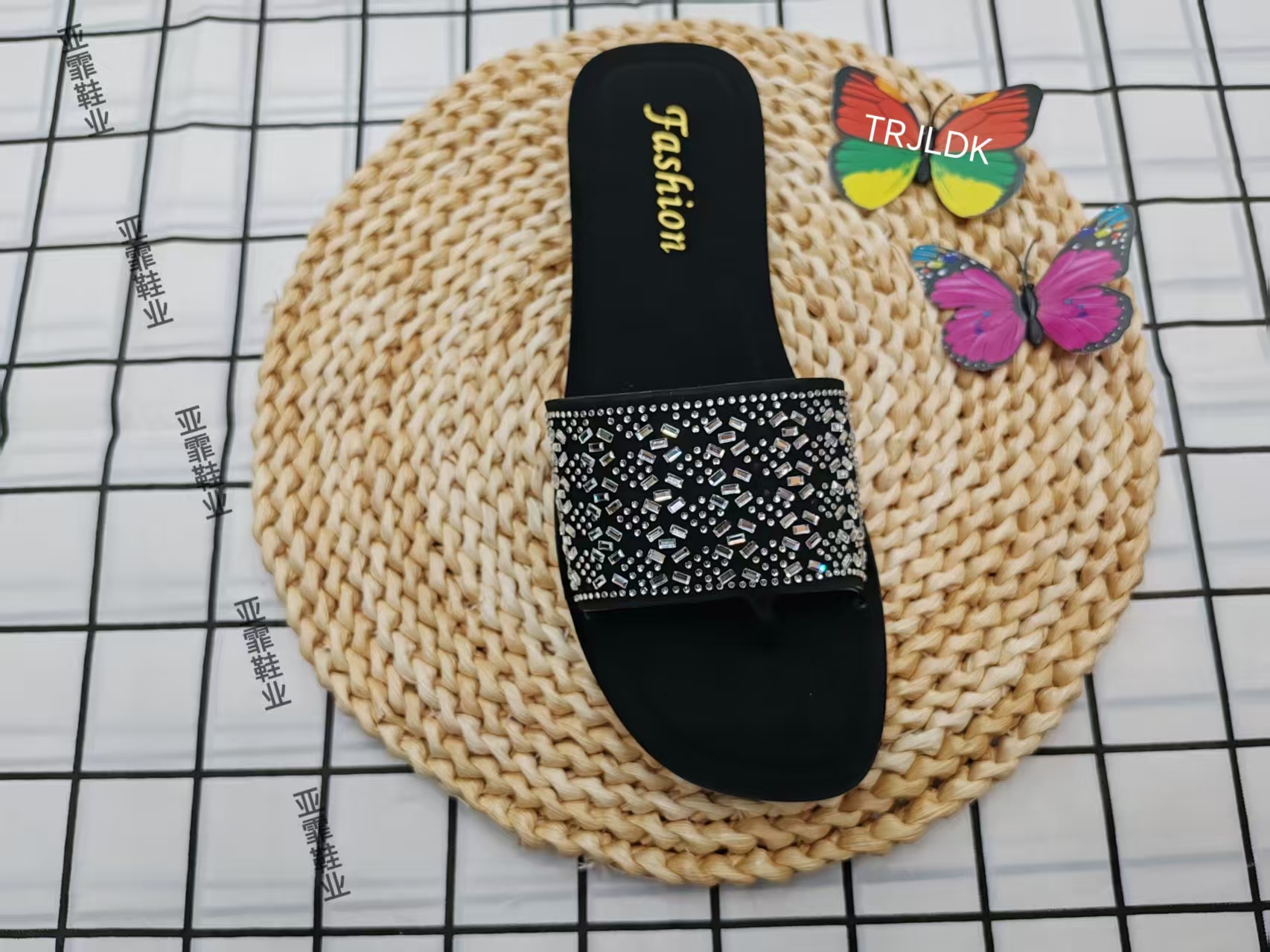 2025 New black rhinestone flat, versatile toe flip-flops full figure