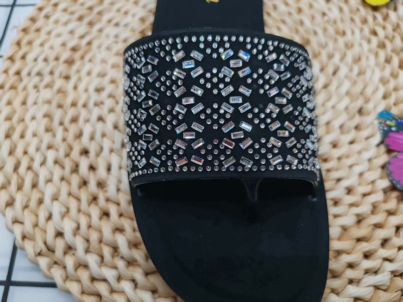 2025 New black rhinestone flat, versatile toe flip-flops Application Scenario