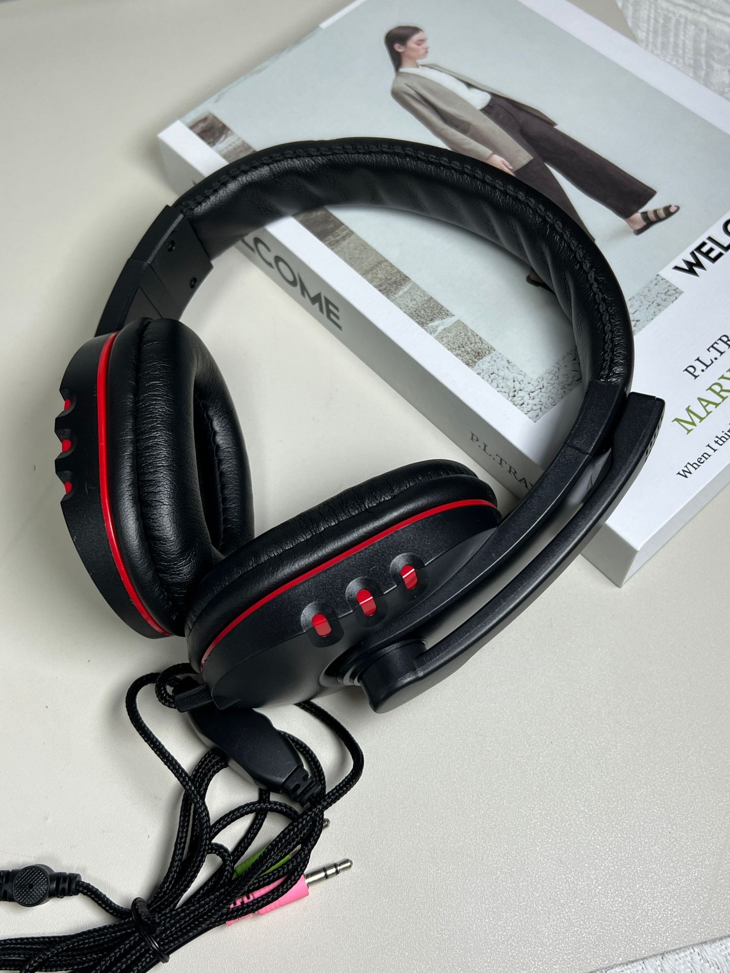 377 factory direct sales headset wired headset gaming headset for e-sports chicken eating with mic audio headset manufacturer Item Picture