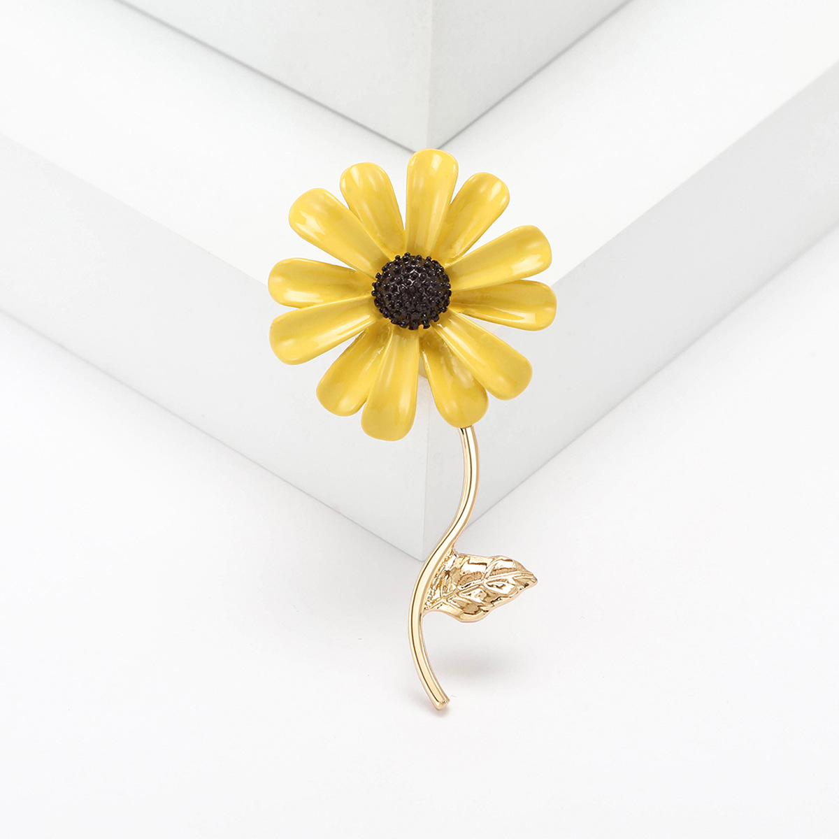 New Korean version fashionable and simple oil-dripping Daisy brooch, elegant and versatile sunflower collar pin, anti-glare pin Specification image