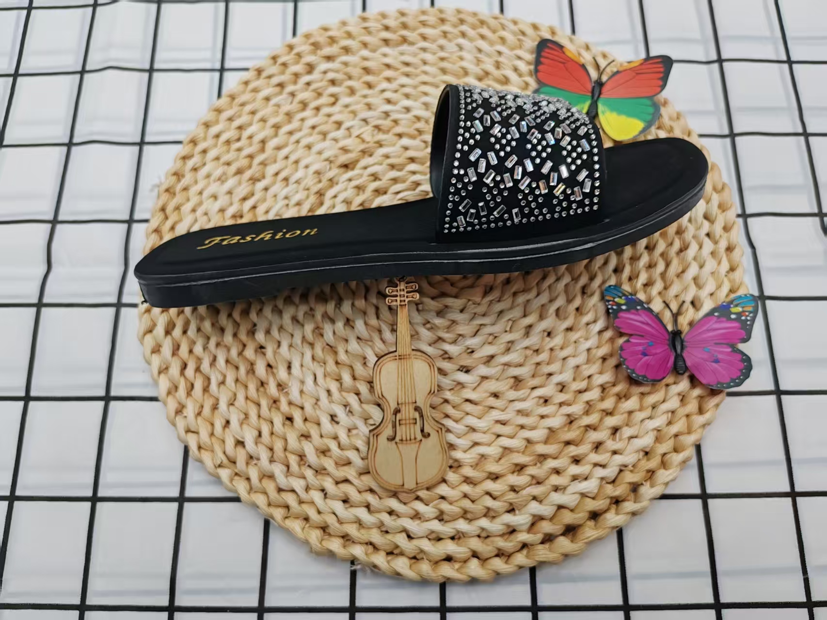 2025 New black rhinestone flat, versatile toe flip-flops Specification drawing