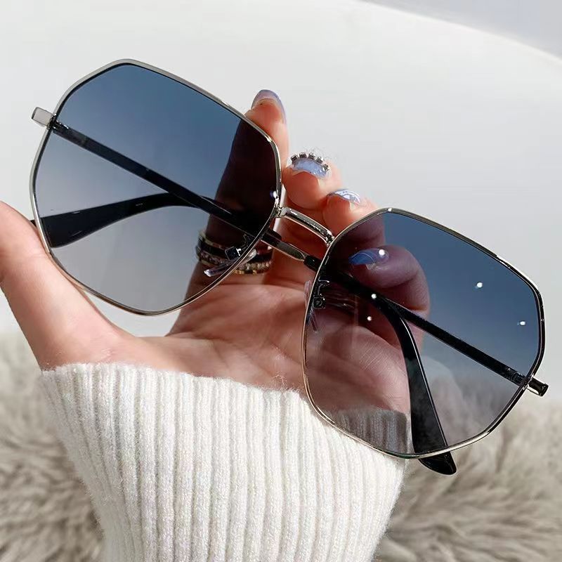 new korean style fashion large rim sunglasses men personality polygon metal sunglasses women driving and fishing sun-shade glasses Application Scenario