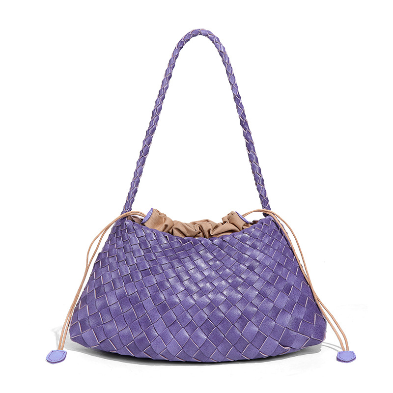 source factory live broadcast popular women's shoulder bag fashion woven bag all-match underarm bag retro son mother tote Application Scenario