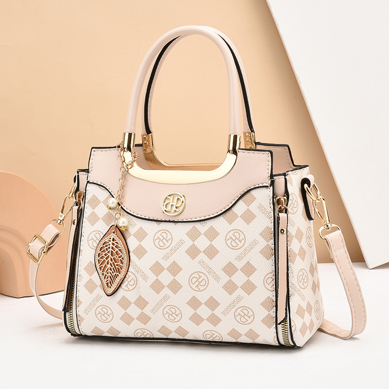 cross-border bag 2025 new large capacity shoulder messenger bag trendy fashion handbags high-grade tote bag for women Application Scenario