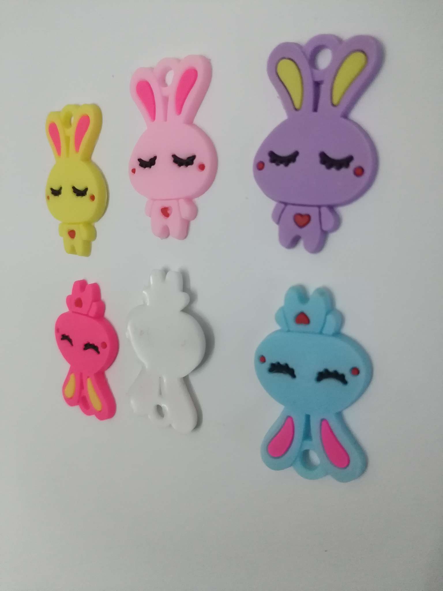 PVC soft rubber cartoon rabbit pendants, children's schoolbag pendants, keychain pendants and other accessories. Application Scenario