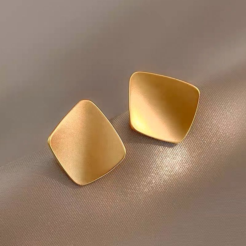 golden earrings light luxury high-grade autumn and winter metal earrings women's new popular design temperament earrings Application Scenario