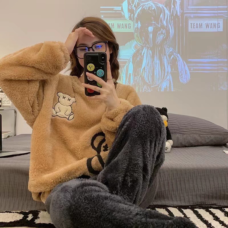 cartoon sweet head tilt bear same pajamas women's autumn and winter coral fleece thick loose large size foreign trade cross-border suit details Picture